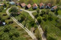 Camping Sibiu Ananas  - Luftaufnahme des Campingplatzes mit Standplätzen und Mobilheimen