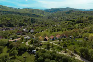 Camping Sibiu Ananas - Luftaufnahme des Campingplatzes umgeben von Natur