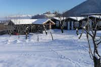 Camping Sibiu Ananas - Schneebedeckte Mobilheime in winterlicher Berglandschaft