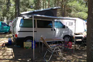Camping Sierra de Albarracín - Kleinbus im Schatten auf dem Campingplatz