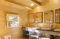Camping Sierra de Albarracín - Sanitäranlage auf dem Campingplatz mit Bad mit Toilette, Waschbecken, Spiegel und Dusch