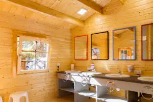 Camping Sierra de Albarracín - Sanitäranlage auf dem Campingplatz mit Bad mit Toilette, Waschbecken, Spiegel und Dusch