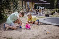 Camping Siesta - Kinder beim Spielen im Sandkasten auf dem Campingplatz