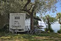 Camping Sikia  -  Wohnwagen auf dem Wohnwagen- und Zeltstellplatz am Strand mit Fahrrädern