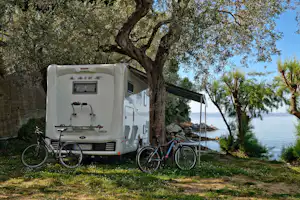 Camping Sikia - Wohnwagen auf dem Wohnwagen- und Zeltstellplatz am Strand mit Fahrrädern