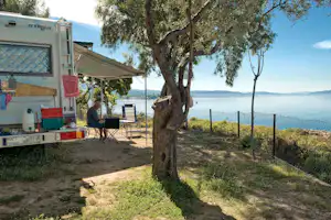 Camping Sikia - Wohnwagenstellplatz vom Campingplatz mit Blick auf das Mittelmeer