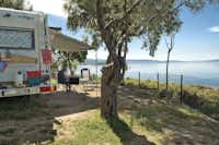 Camping Sikia  -  Wohnwagenstellplatz vom Campingplatz mit Blick auf das Mittelmeer