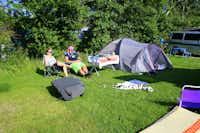 Camping Silbermöwe - Gäste beim Entspannen auf ihrem Zeltplatz