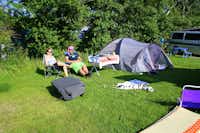 Camping Silbermöwe - Gäste beim Entspannen auf ihrem Zeltplatz