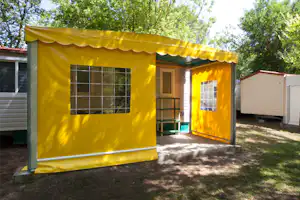 Camping Silva - Mobilheim vom Campingplatz im Schatten von Bäumen