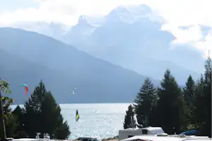 Camping Silvaplana - Wohnwagen- und Zeltstellplatz vom Campingplatz am Silvaplanersee mit Blick auf die Alpen