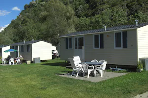 Camping Simplonblick - Mobilheime vom Campingplatz mit Essbereich draußen