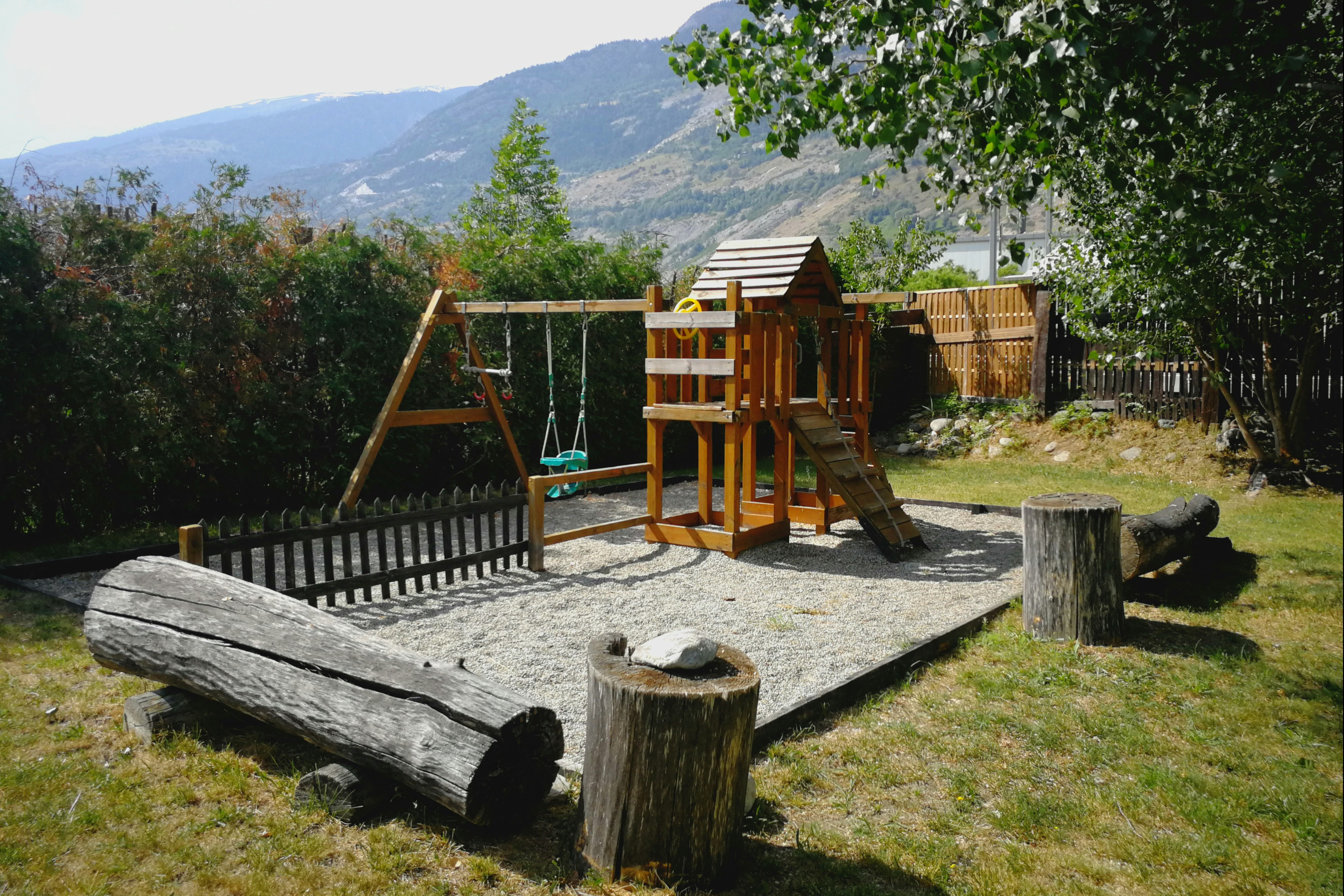 Camping Simplonblick  -  Spielplatz vom Campingplatz mit Blick auf die Alpen