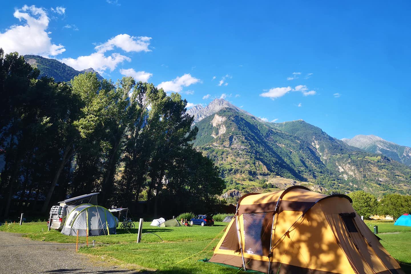 Camping Simplonblick - Zeltwiese mit Blick auf die Berge