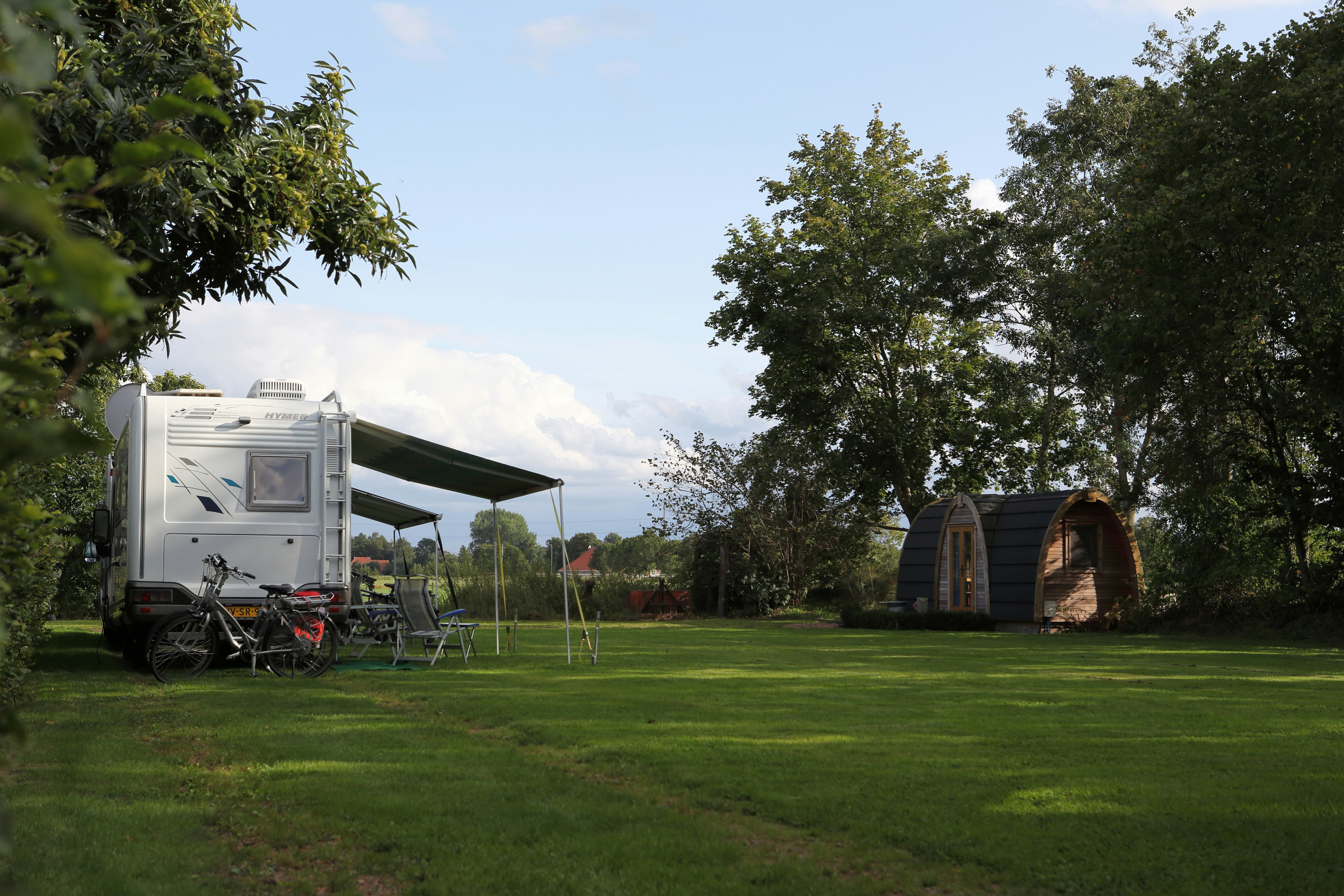 Mini Camping Singel - Standplätze im Grünen auf dem Campingplatz