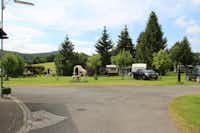 Camping Sinntal - Stellplätze im Grünen auf dem Campingplatz mit Ausblick auf die Landschaft