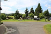 Camping Sinntal - Stellplätze im Grünen auf dem Campingplatz mit Ausblick auf die Landschaft