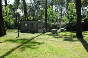 Camping Sisargas - Grill auf dem Campingplatz im Grünen