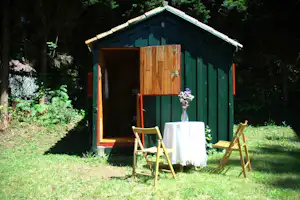 Camping Sisargas - Sitzmöglichkeit vor dem Mobilheim auf dem Campingplatz