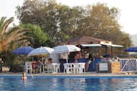 Camping Sisi - Gäste liegen am Pool in der Sonne