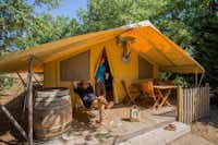 Camping Sites et Paysages Bel' Époque du Pilat - Camper auf der Veranda von einem Mobilheim auf dem Campingplatz