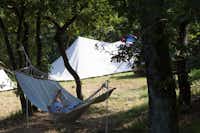 Camping Sites et Paysages Bel' Époque du Pilat - Campinggast in der Hängematte