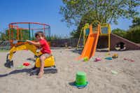 Camping Sites et Paysages Bel' Époque du Pilat - spielendes Kind auf dem Spielplatz vom Campingplatz