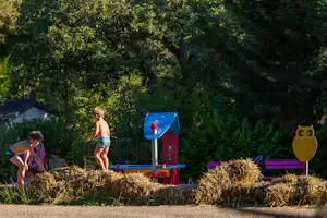 Camping Sites et Paysages Etang de Bazange - Kinder auf dem vom Campingplatz im Grünen