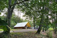Camping Sites et Paysages Etang de Bazange - Mobilheim vom Campingplatz zwischen Bäumen 
