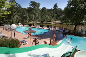 Camping Sites et Paysages Etang de Bazange - Schwimmbad mit Blick über den Teich vom Campingplatz