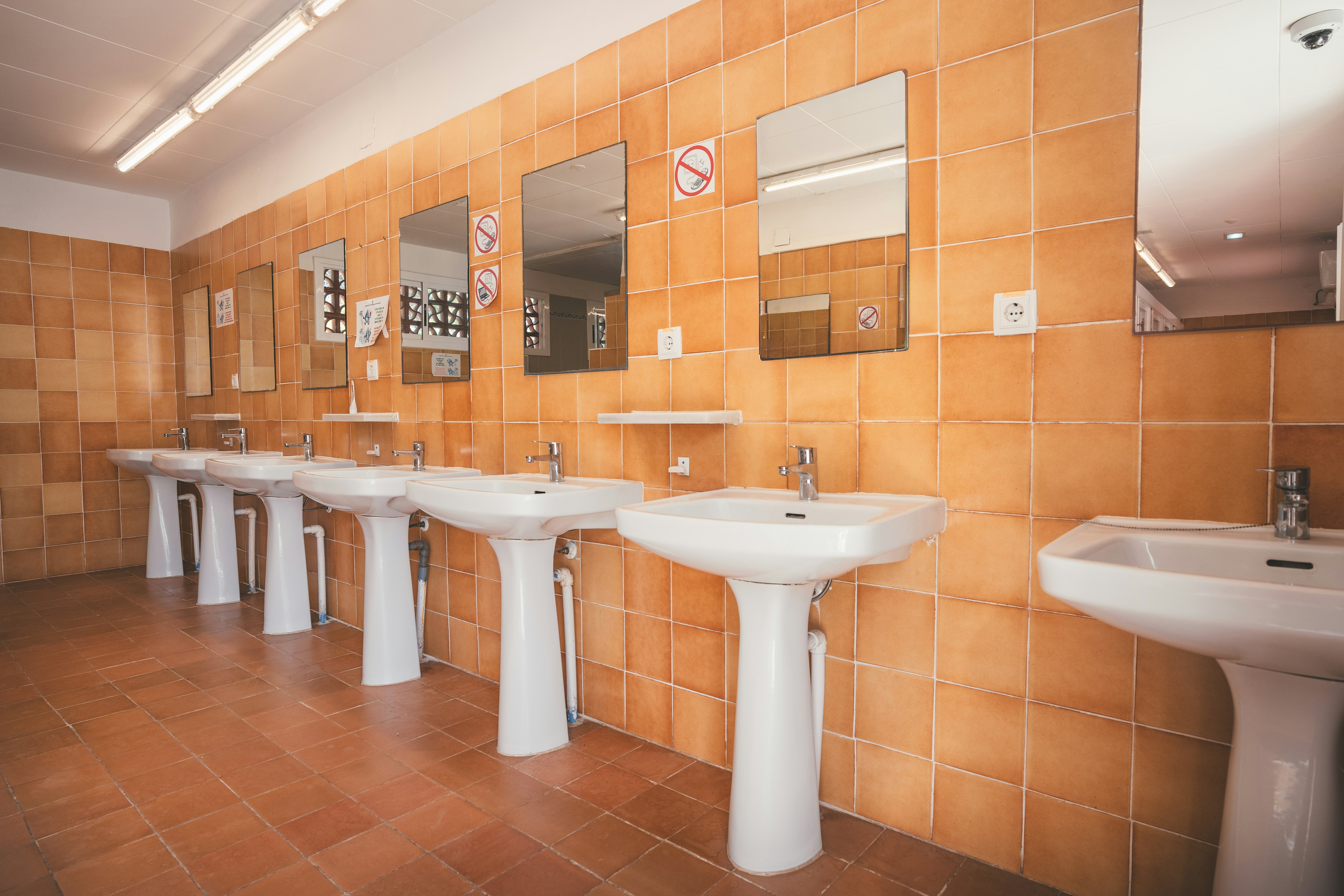 HolaCamp Sitges Relax  Camping Sitges  - Innenansicht des Sanitärgebäudes