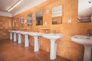 HolaCamp Sitges Relax Camping Sitges - Innenansicht des Sanitärgebäudes