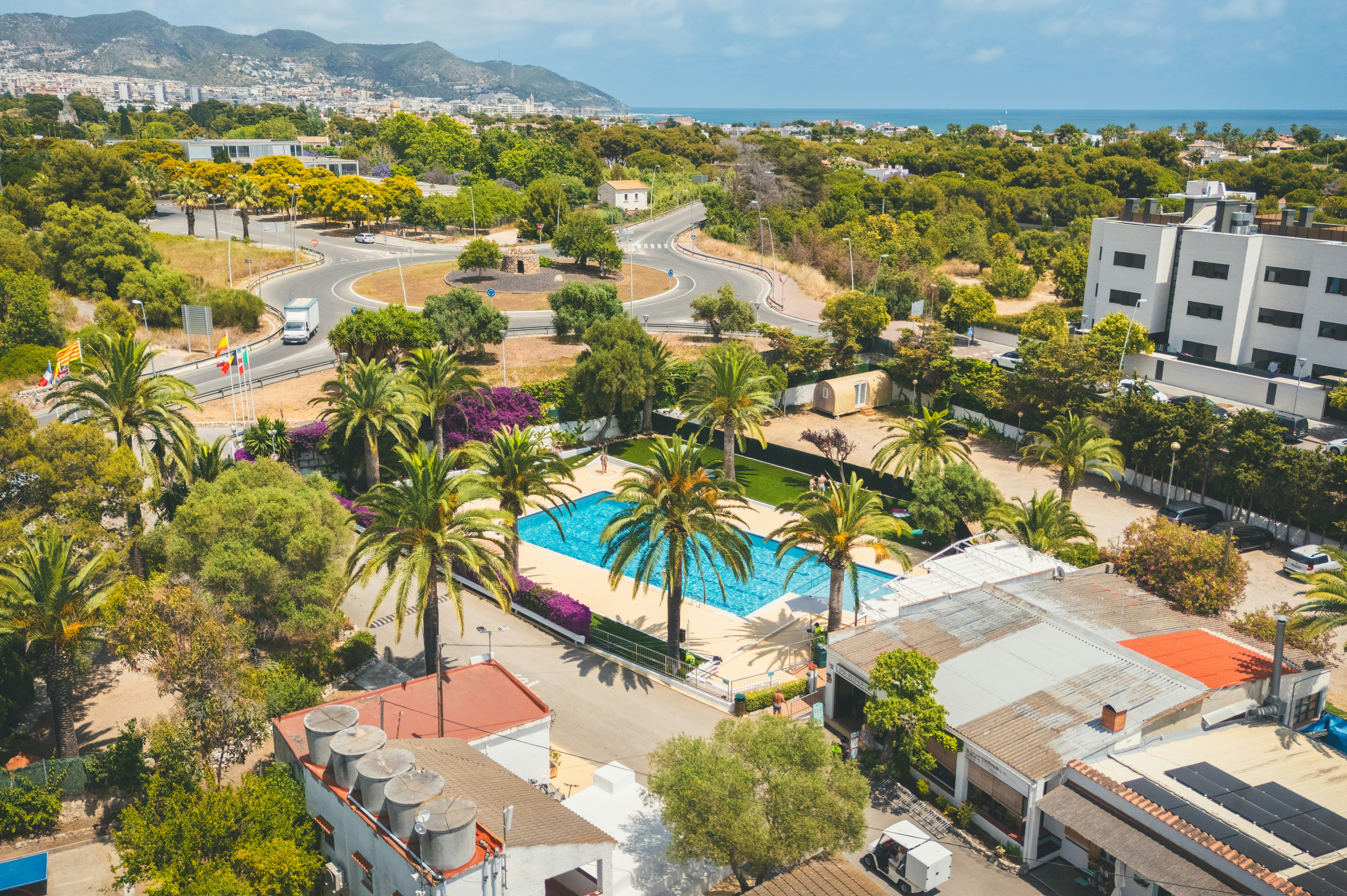 HolaCamp Sitges Relax  Camping Sitges  - Luftaufnahme des Campingplatzes mit Pool im Freien