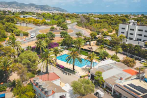 HolaCamp Sitges Relax Camping Sitges - Luftaufnahme des Campingplatzes mit Pool im Freien