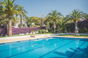 HolaCamp Sitges Relax Camping Sitges - Pool im Freien auf dem Campingplatz