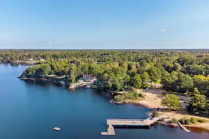 First Camp Sjöstugan – Älmhult Camping Sjöstugan - Campingplatz aus der Vogelperspektive
