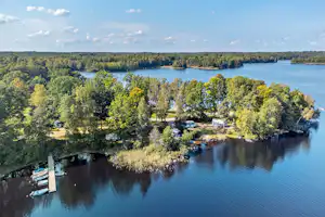 First Camp Sjöstugan – Älmhult Camping Sjöstugan - Luftaufnahme des Campingplatzes am Wasser