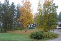 Camping Skabram - Mobilheime auf dem Campingplatz zwischen Bäumen im Herbst