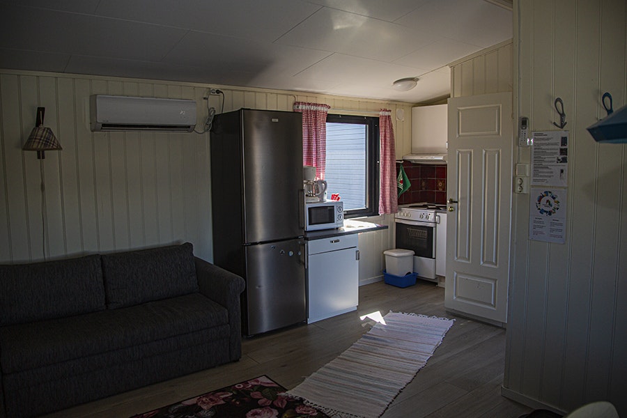 Camping Skittenelv - Innenansicht eines Mobilheims mit Kochnische