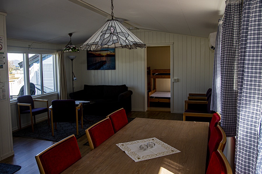 Camping Skittenelv - Wohn- und Essbereich eines Ferienhauses