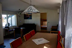 Camping Skittenelv - Wohn- und Essbereich eines Ferienhauses