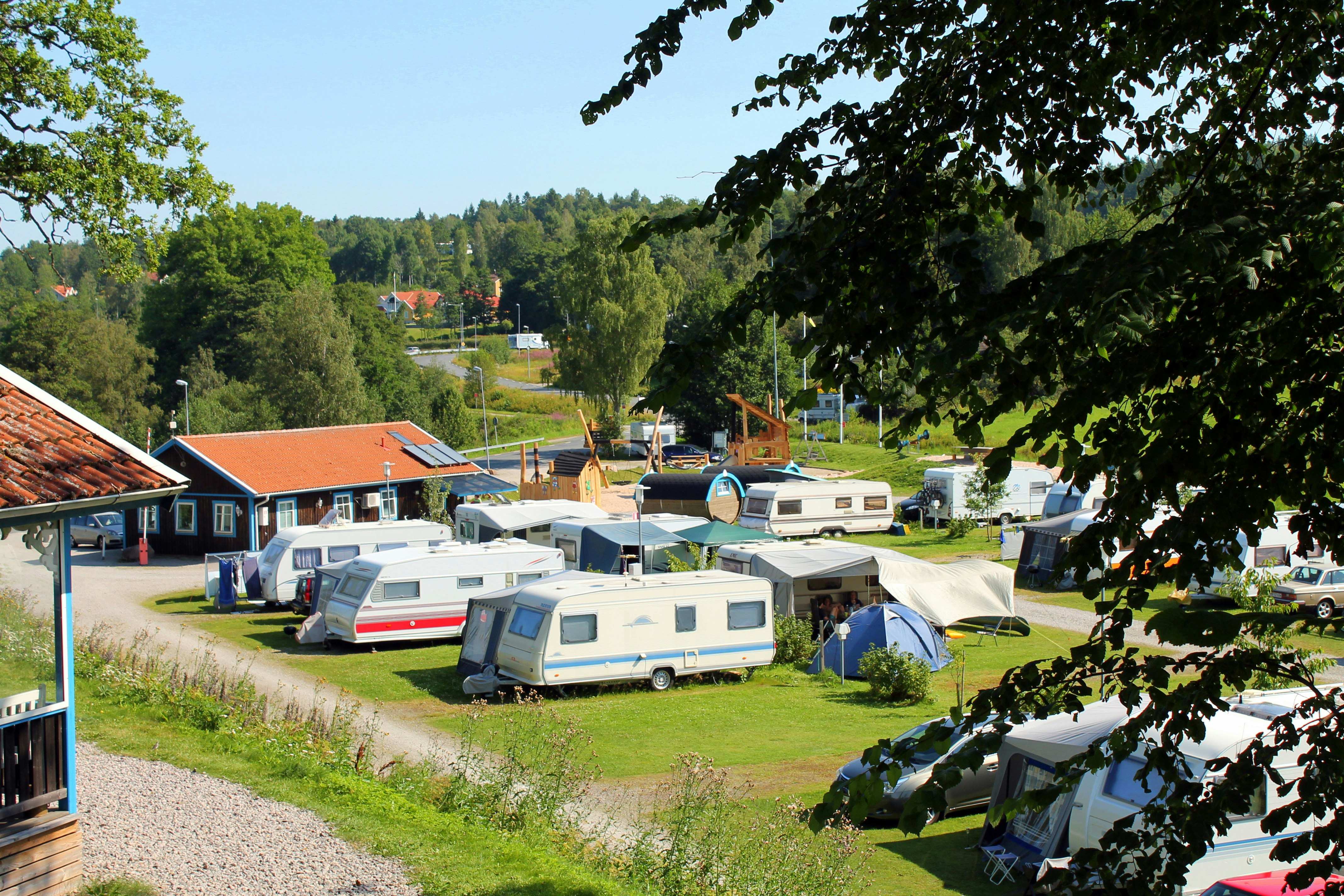 Camping Skotteksgården - Standplätze auf dem Campingplatz mit Blick auf die Rezeption und den Kinderspielplatz