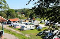 Camping Skotteksgården - Standplätze auf dem Campingplatz mit Blick auf die Rezeption und den Kinderspielplatz