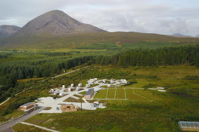 Camping Skye  -  Campingplatz an einem Berg in Schottland aus der Vogelperspektive