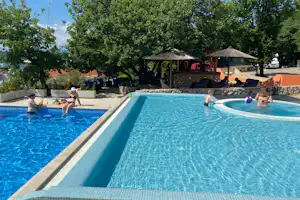 Camping Slamni - Camper am pool