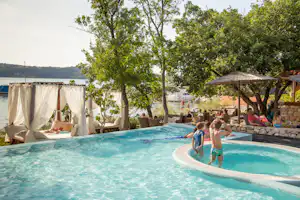 Camping Slamni - kinder im pool mit seeblick
