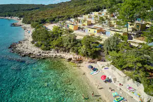 Camping Slatina - Luftaufnahme des Campingplatzes am Strand