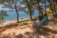 Camping Slatina - Gäste entspannen auf ihrem Stellplatz mit Meerblick