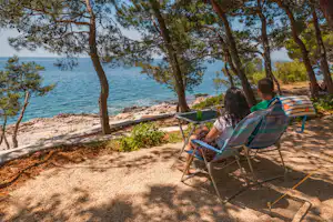 Camping Slatina - Gäste entspannen auf ihrem Stellplatz mit Meerblick