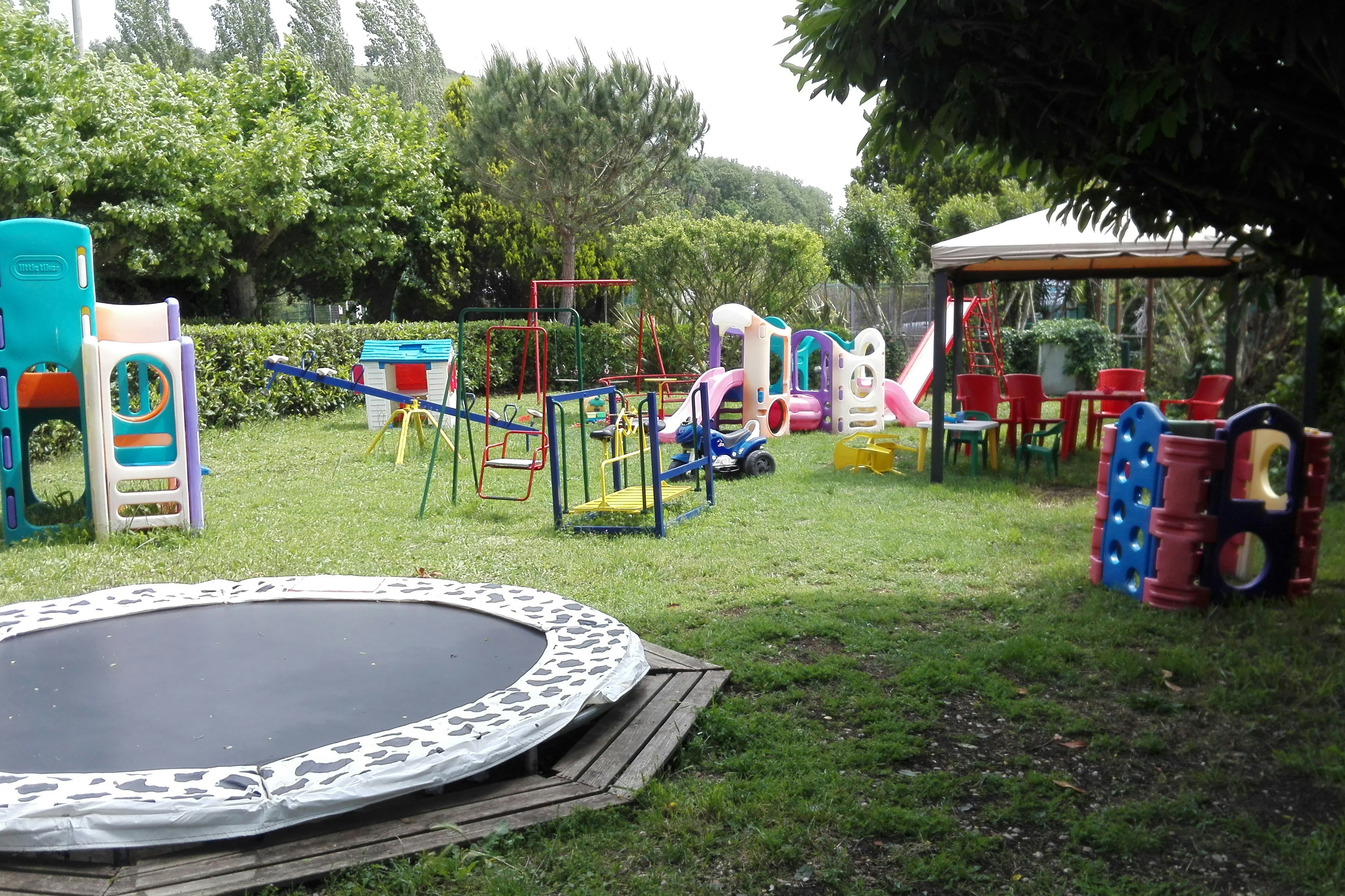 Camping Smeraldo - Spielplatz vom Campingplatz mit Rutschen, Wippe, Trampolin...